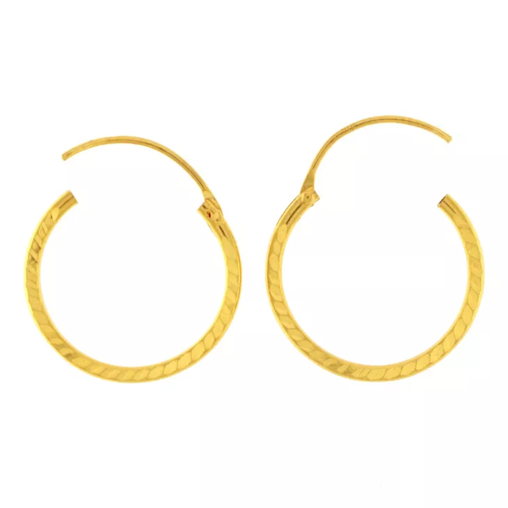 The white gold earring is a sure stopper with its brilliance and shine.  